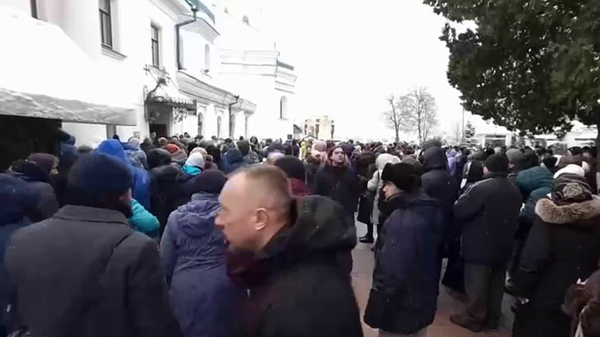 Ukrayna'da binlerce kişi Rus Kilisesi'yle bağı gerekçesiyle boşaltılması istenen manastırda toplandı - Sputnik Türkiye