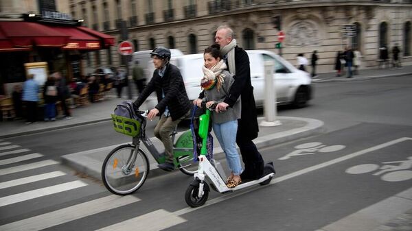Fransa'nın başkenti Paris'te yaşayanlar, elektrikli scooter kiralama hizmetinin geleceğini belirleyecek referandum için oy kullanıyor. - Sputnik Türkiye