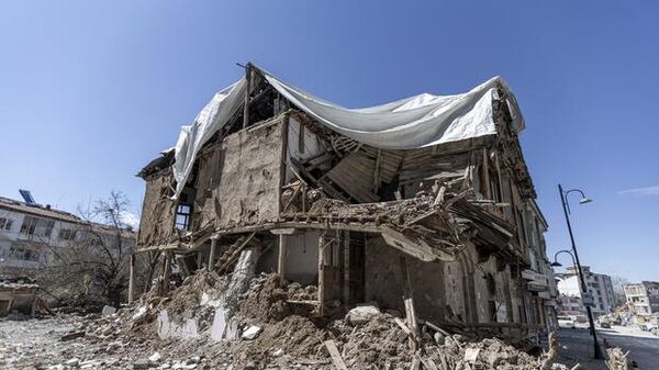 Kahramanmaraş merkezli 6 Şubat'taki depremlerin büyük yıkıma neden olduğu Malatya'da enkaz kaldırma çalışmaları sürüyor. - Sputnik Türkiye