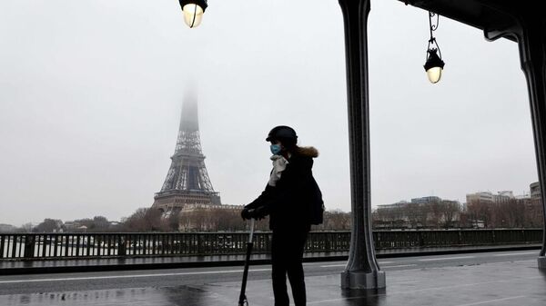 Fransa'nın başkenti Paris'te yaşayanlar, kiralık elektrikli scooter hizmetinin yasaklanması konusunda yapılan referandumda oy kullandı. Referandum sonuçlarına göre, seçmenlerin yüzde 90'ına yakını hizmetin yasaklanmasını istedi.  - Sputnik Türkiye
