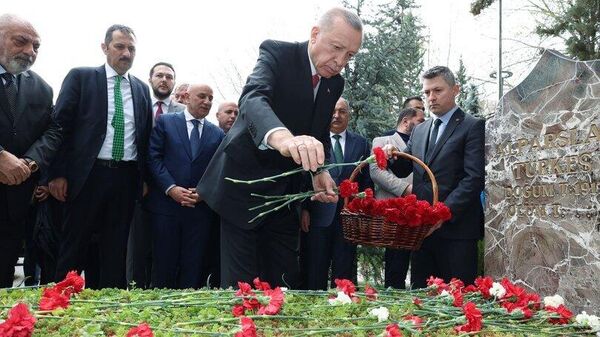 Cumhurbaşkanı Erdoğan, Alparslan Türkeş'in kabrini ziyaret etti - Sputnik Türkiye