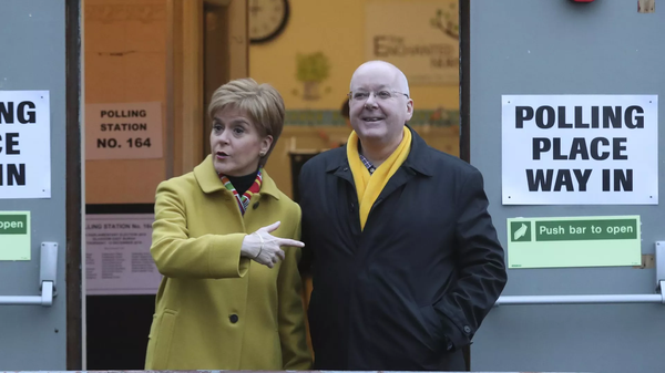Eski İskoç Ulusal Partisi (SNP) lideri ve İskoçya Başbakanı Nicola Sturgeon'un eşi Peter Murrell'in 600 bin sterlinlik dolandırıcılık soruşturmasında tutuklandığı bildirildi. - Sputnik Türkiye