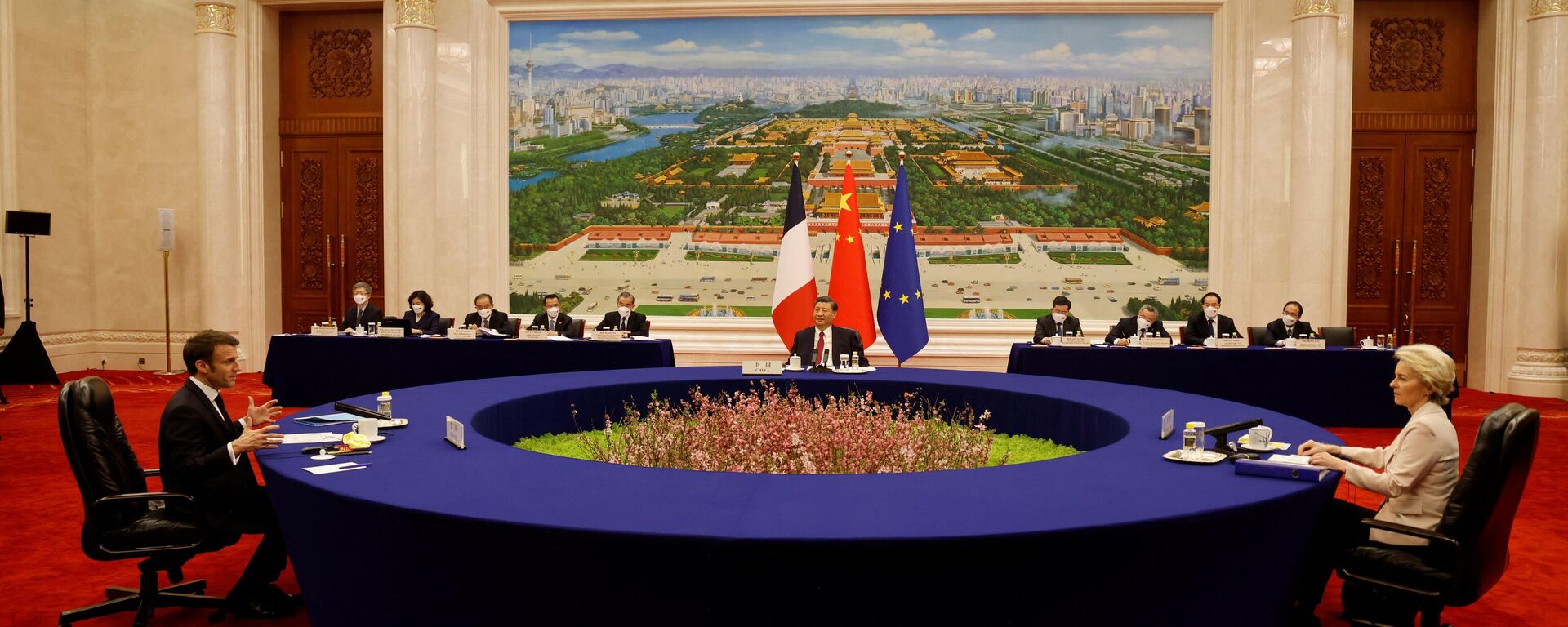 Çin Devlet Başkanı Şi Cinping, Pekin'de ağırladığı Fransa Cumhurbaşkanı Emmanuel Macron ve AB Komisyonu Başkanı Ursula von de Leyen ile üçlü görüşme için alışılmadık tasarımı olan bir yuvarlak masayı tercih etti.  - Sputnik Türkiye, 1920, 06.04.2023