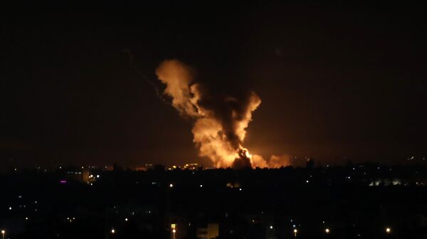 İsrail savaş uçakları, abluka altındaki Gazze Şeridi'nin orta kesimine hava saldırısı düzenledi. Saldırı sonrası bölgeden dumanlar yükseldi.
 - Sputnik Türkiye