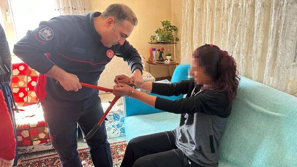 Oyun sırasında eline taktığı kelepçeyi çıkartmak için ekipler bir saat uğraştı - Sputnik Türkiye