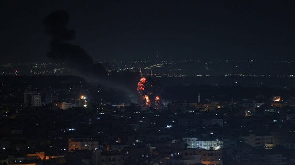 İsrail savaş uçakları, abluka altındaki Gazze Şeridi'nin Gazze kentine hava saldırısı düzenledi.  - Sputnik Türkiye