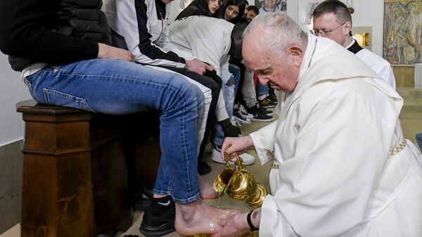 Papa Francis, Paskalya öncesi düzenlenen geleneksel törende ıslahevinde kalan 12 genç mahkumun ayaklarını yıkadı, sonrasında da öptü. Papa'nın ayaklarını yıkayıp öptüğü kişiler arasında Senegalli bir Müslüman genç ve iki kadın da bulunuyor. - Sputnik Türkiye