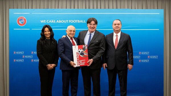 TFF, 2028 ve 2032 Avrupa Futbol Şampiyonalarına ev sahipliği yapmak için yaptığı resmi adaylık başvurusunun ardından adaylık dosyasını da UEFA’ya sundu. Gönderilen dosyada adaylık teklifinin detayları, hükumet garantileri gibi belgeler yer aldı. - Sputnik Türkiye