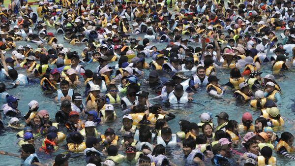 Güney Kore'nin başkenti Seul'de gençler yaz aylarındaki sıcak havadan kaçmak için havuzda vakit geçiriyor - Sputnik Türkiye