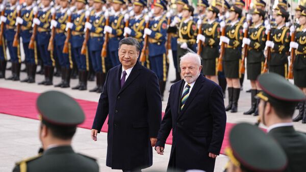 Brezilya Devlet Başkanı Lula da Silva, Pekin'deki Büyük Halk Salonu'nda Çin Devlet Başkanı Şi Cinping tarafından kırmızı halı serilerek askeri törenle karşılanırken - Sputnik Türkiye