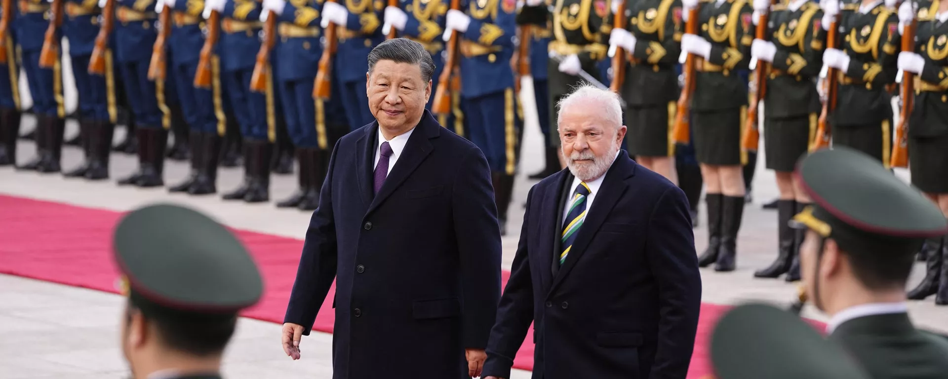 Brezilya Devlet Başkanı Lula da Silva, Pekin'deki Büyük Halk Salonu'nda Çin Devlet Başkanı Şi Cinping tarafından kırmızı halı serilerek askeri törenle karşılanırken - Sputnik Türkiye, 1920, 14.04.2023