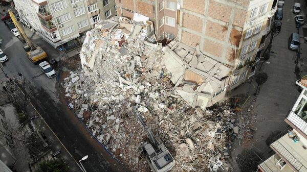 Bahçelievler'de yıkımı tamamlanan binanın yanındaki riskli iki bina da boşaltıldı - Sputnik Türkiye