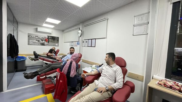Ak Parti İstanbul Gençlik Kolları Başkanı Cem Çekerek, Çekmeköy'deki Kızılay Kan Bağış Noktası'nda kan bağışında bulunarak, tüm İstanbul'da Kızılay'a kan bağışı için kampanya başlattıklarını söyledi. - Sputnik Türkiye