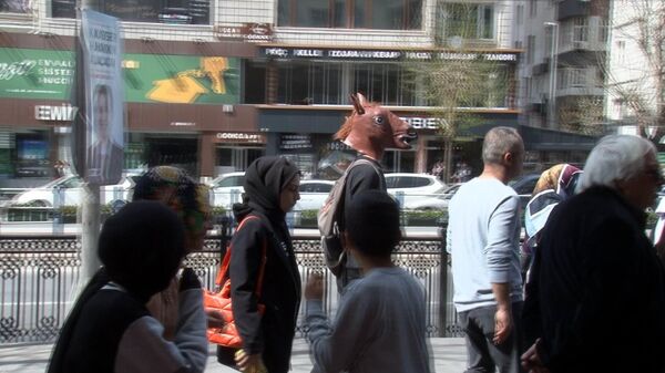 Kayseri'nin en işlek caddelerinde bir şahsın, at kafası maskesiyle - Sputnik Türkiye