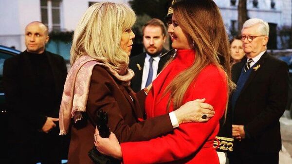 Fransa First Lady'si Brigitte Macron ile Playboy'a kapak kızı olan 'feminist' bakan Marlene Schiappa (sağda) - Sputnik Türkiye