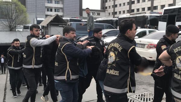 Hakkında kırmızı bülten kararı bulunan Barış Boyun liderliğindeki suç örgütüne yönelik yürütülen soruşturma neticesinde adliyeye sevk edilen şüphelilerden 46’sı, çıkarıldıkları nöbetçi hakimlikçe tutuklanarak cezaevine gönderildi. Öte yandan firari örgüt yöneticisi Zafer Boyun ise yakalanarak gözaltına alındı. - Sputnik Türkiye