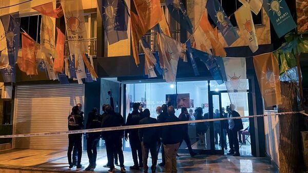 AK Parti'nin Bahçelievler Kocasinan'daki seçim irtibat bürosunun önünde silahla ateş açıldı.  - Sputnik Türkiye