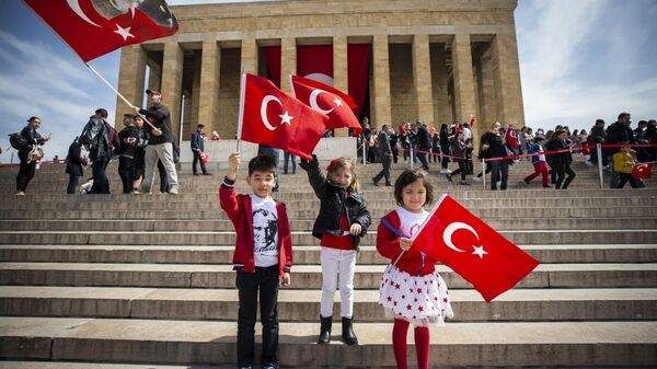 23 Nisan, çeşitli tören ve etkinliklerle kutlanıyor: Devlet erkanı Atatürk'ün huzurunda - Sputnik Türkiye