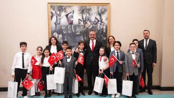Milli Eğitim Bakanı Özer, 23 Nisan'da koltuğunu 5’inci sınıf öğrencisine devretti - Sputnik Türkiye