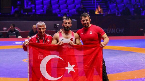 Hırvatistan'da düzenlenen Avrupa Güreş Şampiyonası'nda milli sporcu Burhan Akbudak, grekoromen stil 82 kiloda altın madalya kazandı. - Sputnik Türkiye