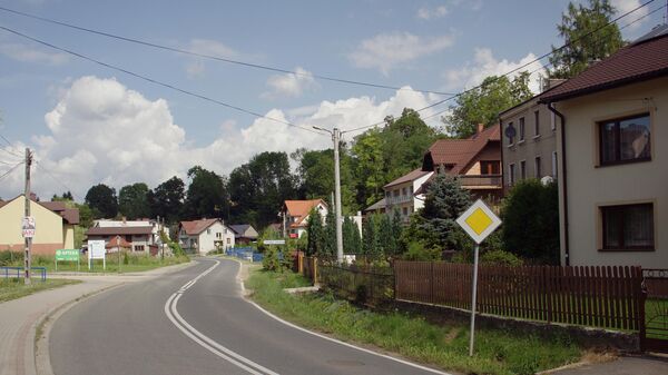 Polonya'da tüm sakinlerinin aynı sokak üzerinde yaşadığı kasaba, havadan çekilen görüntüsüyle sosyal medyada viral oldu.  - Sputnik Türkiye