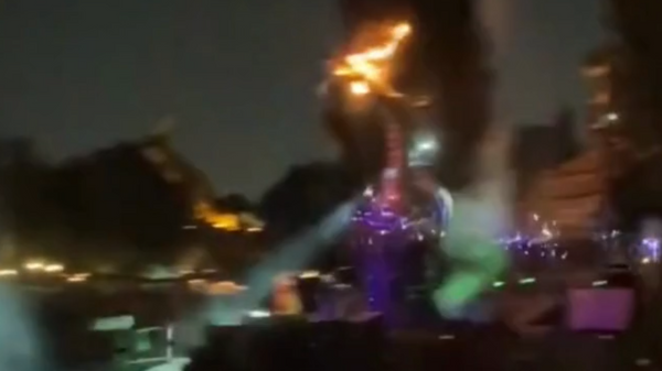 Disneyland'de alev alan mekanik ejderha paniğe yol açtı - Sputnik Türkiye
