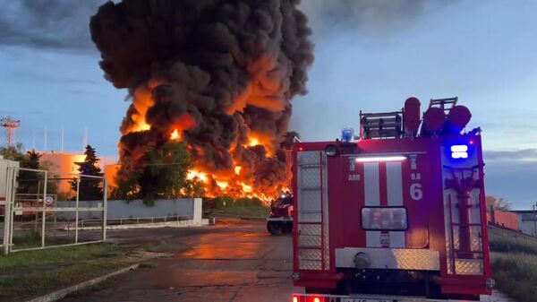 Sivastopol’de bir petrol tesisinde çıkan, insansız hava aracının neden olduğu düşünülen yangın  - Sputnik Türkiye