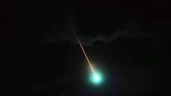 Meksika'da gökyüzünde görülen ve geceyi aydınlatan mavi ateş topunun göktaşı olduğu açıklandı. - Sputnik Türkiye