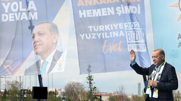 Cumhur İttifakı'nın Başkent Millet Bahçesi’nde düzenlenen Ankara mitinginde konuşan Cumhurbaşkanı Erdoğan, Bu milletin elinden TEKNOFEST'i alamazsınız, İHA'ları SİHA'ları alamazsınız, Akıncı'ları alamazsınız, alamayacaksınız. Kızılelma'yı hiç alamazsınız dedi. - Sputnik Türkiye