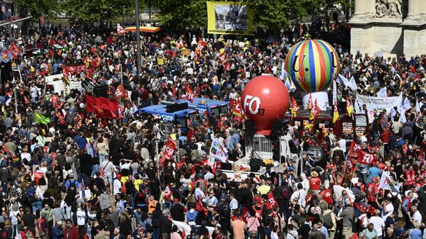 Fransa'da 1 Mayıs Emek ve Dayanışma Günü'nde, emeklilik yaşının 2 yıl uzatılmasını içeren reforma karşı çıkanlar, ülke çapında gösteriler düzenliyor. - Sputnik Türkiye