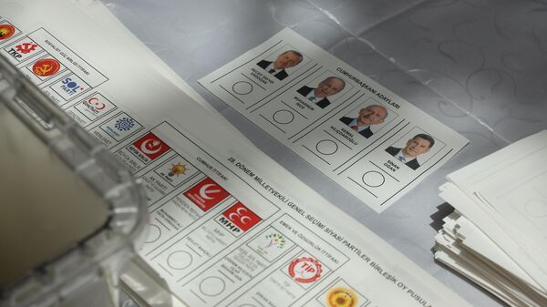Katar’da yurt dışı seçmen kütüğüne kayıtlı seçmenler, Türkiye'deki Cumhurbaşkanı ve 28. Dönem Milletvekili Genel Seçimi kapsamında oy vermeye başladı. Katar’ın başkenti Doha’da, Türkiye'de 14 Mayıs'ta yapılacak Cumhurbaşkanı ve 28. Dönem Milletvekili Seçimleri için sandık kuruldu.  - Sputnik Türkiye