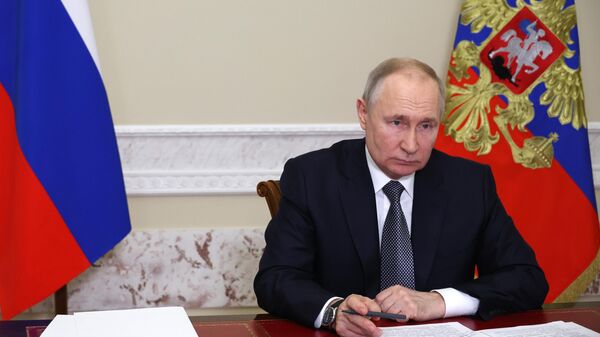 Президент РФ В. Путин провел встречу с губернатором Алтайского края В. Томенко - Sputnik Türkiye