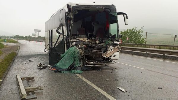 Balıkesir'in Susurluk ilçesinde tur otobüsünün TIR'a çarpması sonucu 33 kişinin yaralandığı öğrenildi. - Sputnik Türkiye
