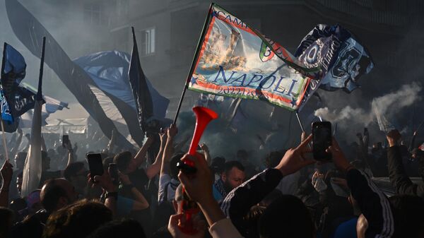 Napoli'nin Serie A'da 33 yıl aradan sonra şampiyon olması kentte coşkuyla kutlandı. Kutlamalar sırasında bir tararaftar ağır yaralanarak hayatını kaybetti. 200 kişinin hastaneye kaldırıldığı, 3'ünün durumunun ağır olduğu bildirildi.  - Sputnik Türkiye