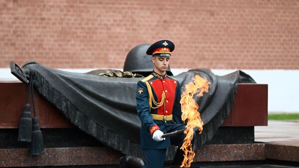 Rusya'da Büyük Vatanseverlik Savaşı'nın kahramanları anısına  'Anma Ateşi' töreni düzenlendi - Sputnik Türkiye