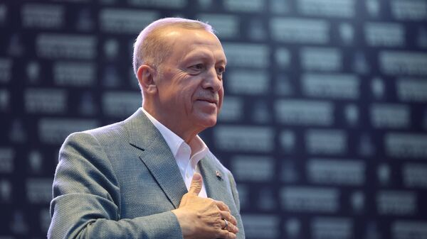 Cumhurbaşkanı ve AK Parti Genel Başkanı Recep Tayyip Erdoğan, partisince Adana'da düzenlenen mitinge katılarak vatandaşları selamladı - Sputnik Türkiye