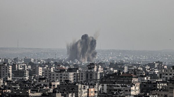 İsrail ordusu, abluka altındaki Gazze Şeridi'ne başlattığı saldırılarını sürdürüyor. Gazze kentinde, İsrail savaş uçakları tarafından hedef alınan bir bölgeden dumanlar yükseldi - Sputnik Türkiye
