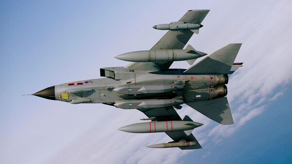 Britanya Kraliyet Hava Kuvvetleri'nin Storm Shadow füzeleri taşıyan Tornado GR4 savaş uçağı - Sputnik Türkiye