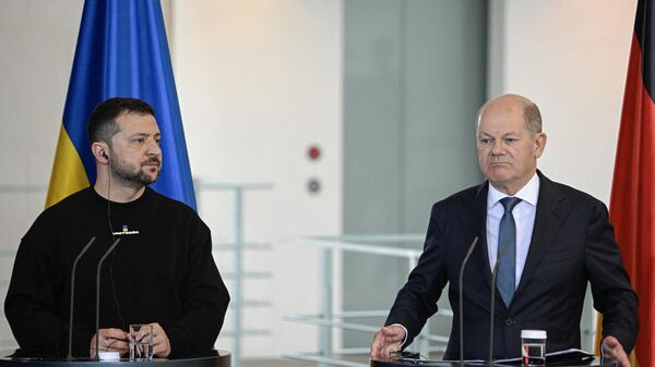 Almanya'ya ilk kez ziyarette bulunan Ukrayna Devlet Başkanı Vladimir Zelenskiy, Şansölye Olaf Scholz'la ortak basın toplantısında - Sputnik Türkiye