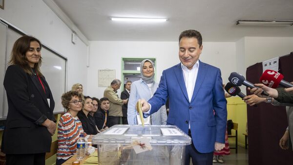 DEVA Partisi Genel Başkanı Ali Babacan, Seçimlerin ülkemiz için hayırlı olmasını diliyorum. Aynı zamanda bu seçimlerin bütün dünyada demokrasi özlemi çeken bütün insanlar için hayırlı sonuçlar getirmesini diliyorum dedi. - Sputnik Türkiye
