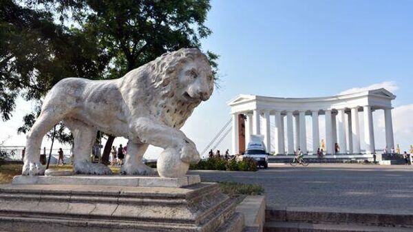 Odessa şehrindeki Rus kültür mirasından Vorontsov Sarayı Sütun Dizisi ile Aslan Heykeli  - Sputnik Türkiye