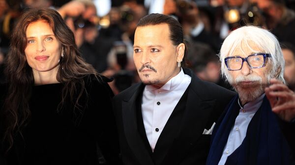 76. Cannes Film Festivali kapsamında 'Jeanne du Barry' filminin galası düzenlendi. Festivalin açılış gününde filmin başrolündeki ünlü aktörJohnny Depp 7 dakika boyunca ayakta alkışlandı. Depp, yönetmen Maiwenn Le Besco'ya sarılmadan önce gözyaşlarına hakim olamadı. - Sputnik Türkiye