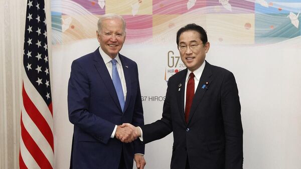 ABD Başkanı Joe Biden, dün Japonya Başbakanı Fumio Kişida ile 1945 yılında ABD'nin attığı nükleer saldırı düzenlediği Hiroşima kentinde bir araya geldi. - Sputnik Türkiye