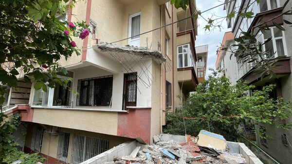 İstanbul Avcılar'da balkonu çöken 36 yıllık bina, yapılan incelemelerin ardından tahliye edildi. - Sputnik Türkiye