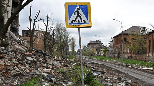 Artyomovsk'ta Ukrayna ordusu tarafından yıkılan konut ve idari binalar görüntülendi - Sputnik Türkiye