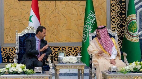 Suriye Devlet Başkanı Beşar Esad, 12 yılın ardından Arap Birliği zirvesine katılmak Suudi Arabistan’ı ziyaret etti.  - Sputnik Türkiye