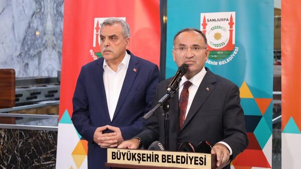 Adalet Bakanı Bekir Bozdağ, AK Parti Şanlıurfa Büyükşehir Belediye meclis üyeleri ile bir araya geldi - Sputnik Türkiye