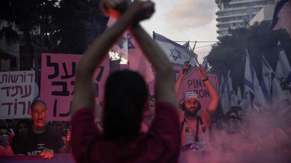 Ellerinde İsrail bayraklarıyla sık sık 'demokrasi' sloganları atan göstericiler, koalisyon hükümetindeki aşırı sağcı politikacıları eleştiren dövizler taşıdı. - Sputnik Türkiye