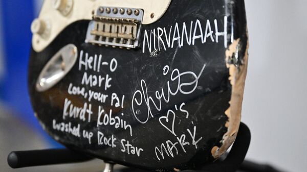 Kurt Cobain'in sahnede parçaladığı gitarı - Sputnik Türkiye