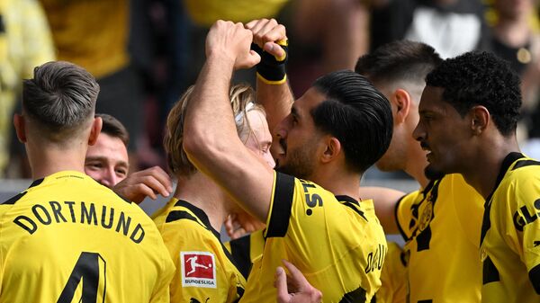 Almanya Birinci Futbol Ligi'nin (Bundesliga) 33. haftasında Borussia Dortmund, deplasmanda Augsburg'u 3-0 mağlup ederek son hafta öncesinde liderliğe yükseldi. - Sputnik Türkiye